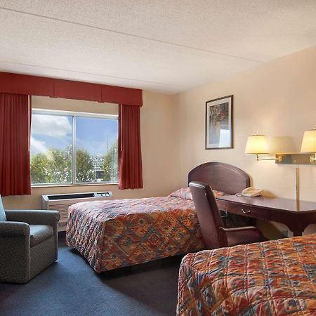 Super 8 By Wyndham Manchester Airport Номер фото