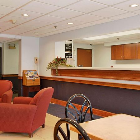 Super 8 By Wyndham Manchester Airport Інтер'єр фото