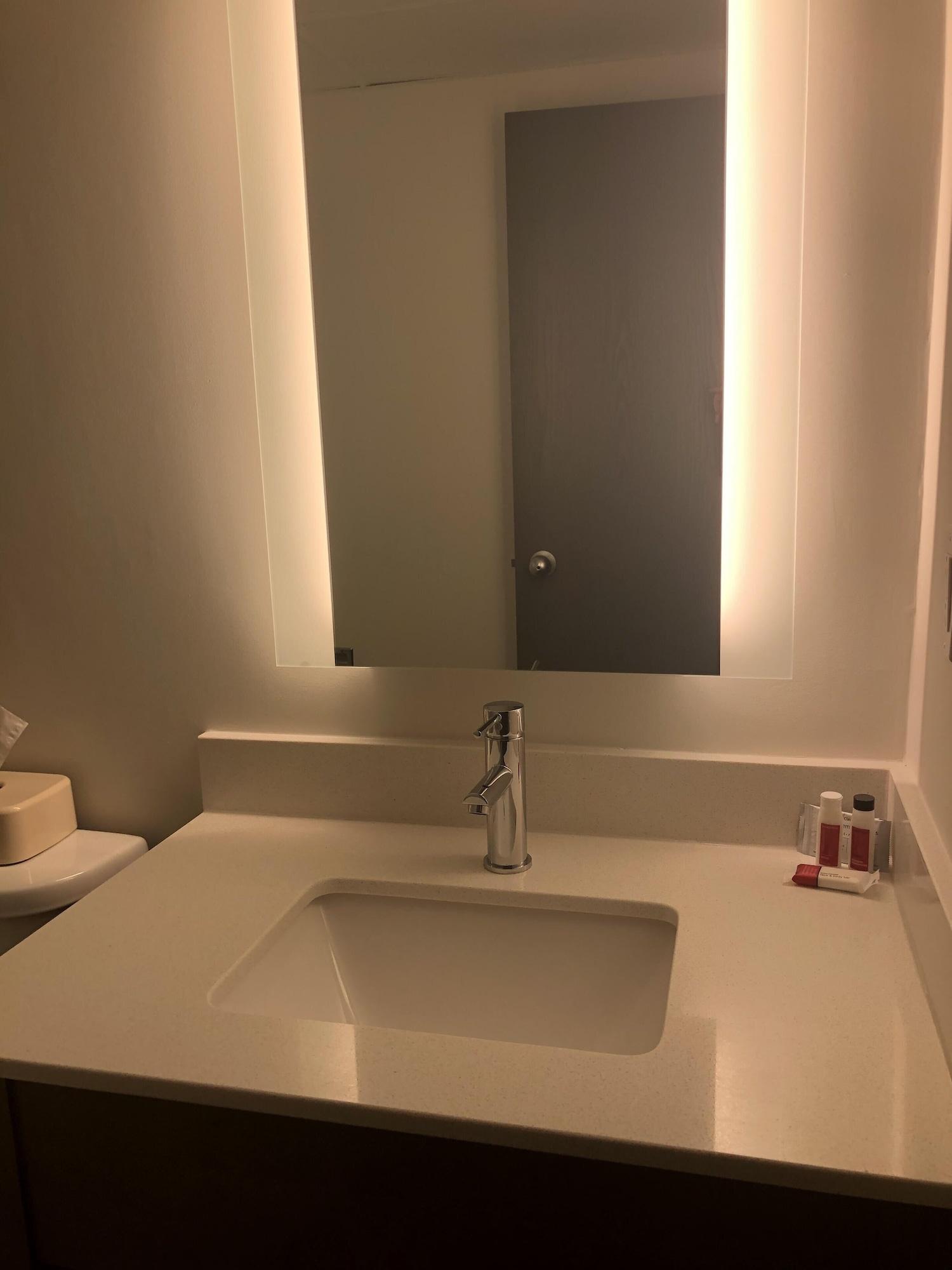 Super 8 By Wyndham Manchester Airport Екстер'єр фото