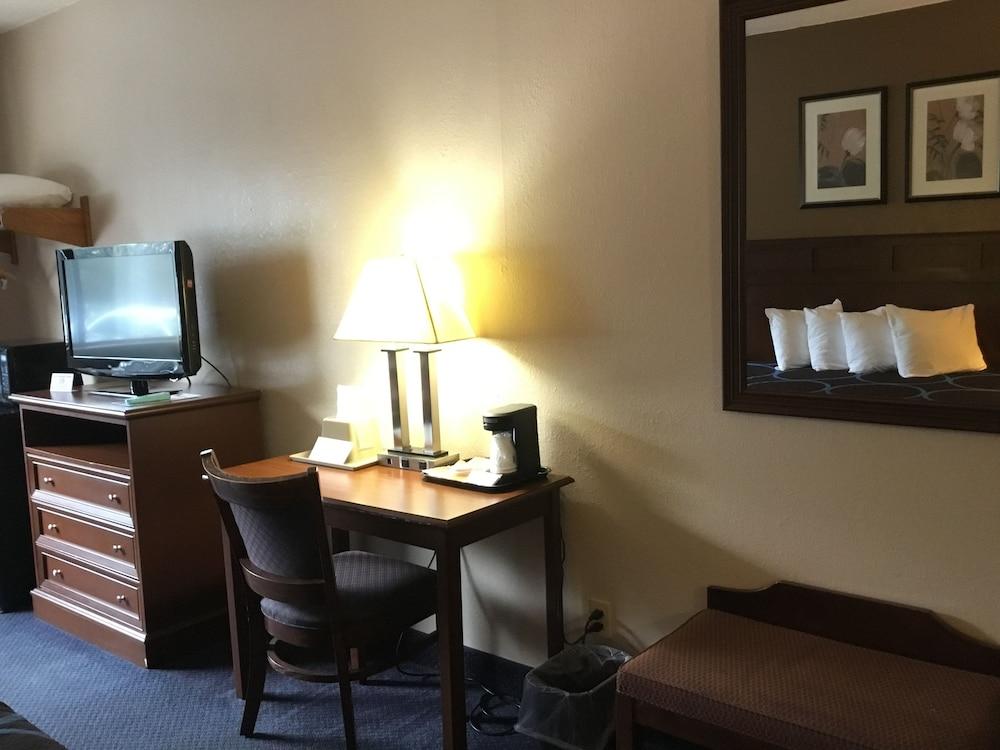 Super 8 By Wyndham Manchester Airport Екстер'єр фото