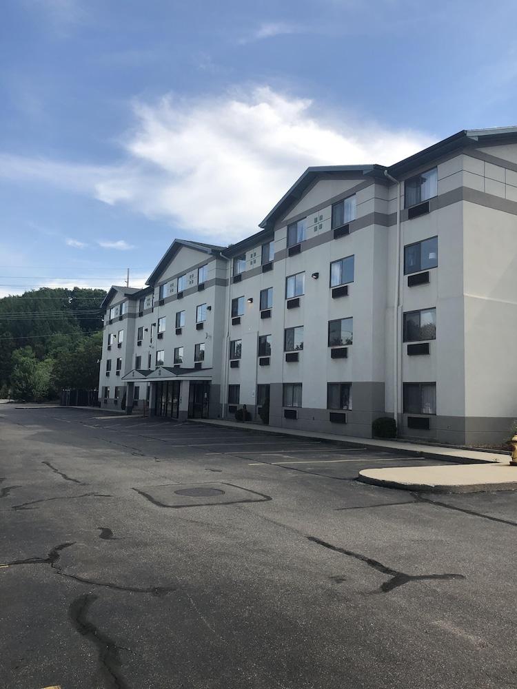 Super 8 By Wyndham Manchester Airport Екстер'єр фото