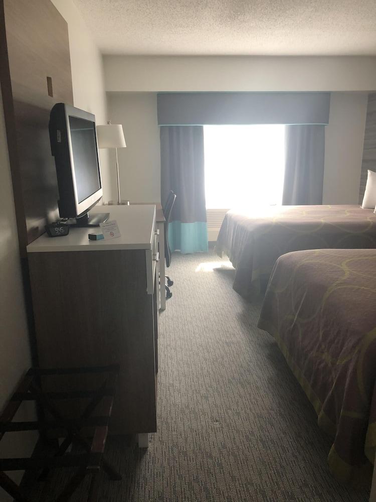 Super 8 By Wyndham Manchester Airport Екстер'єр фото