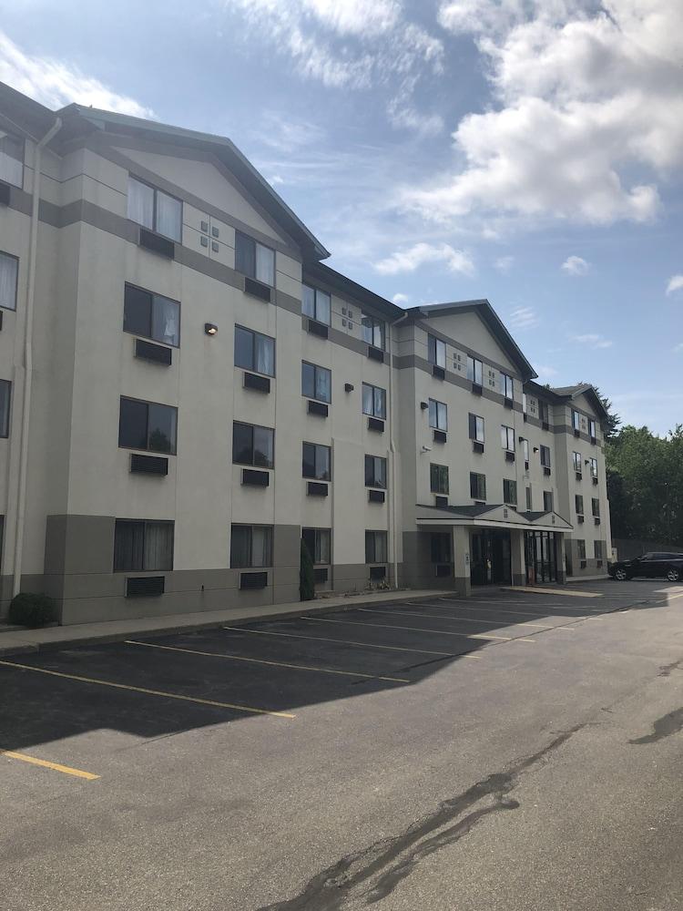 Super 8 By Wyndham Manchester Airport Екстер'єр фото