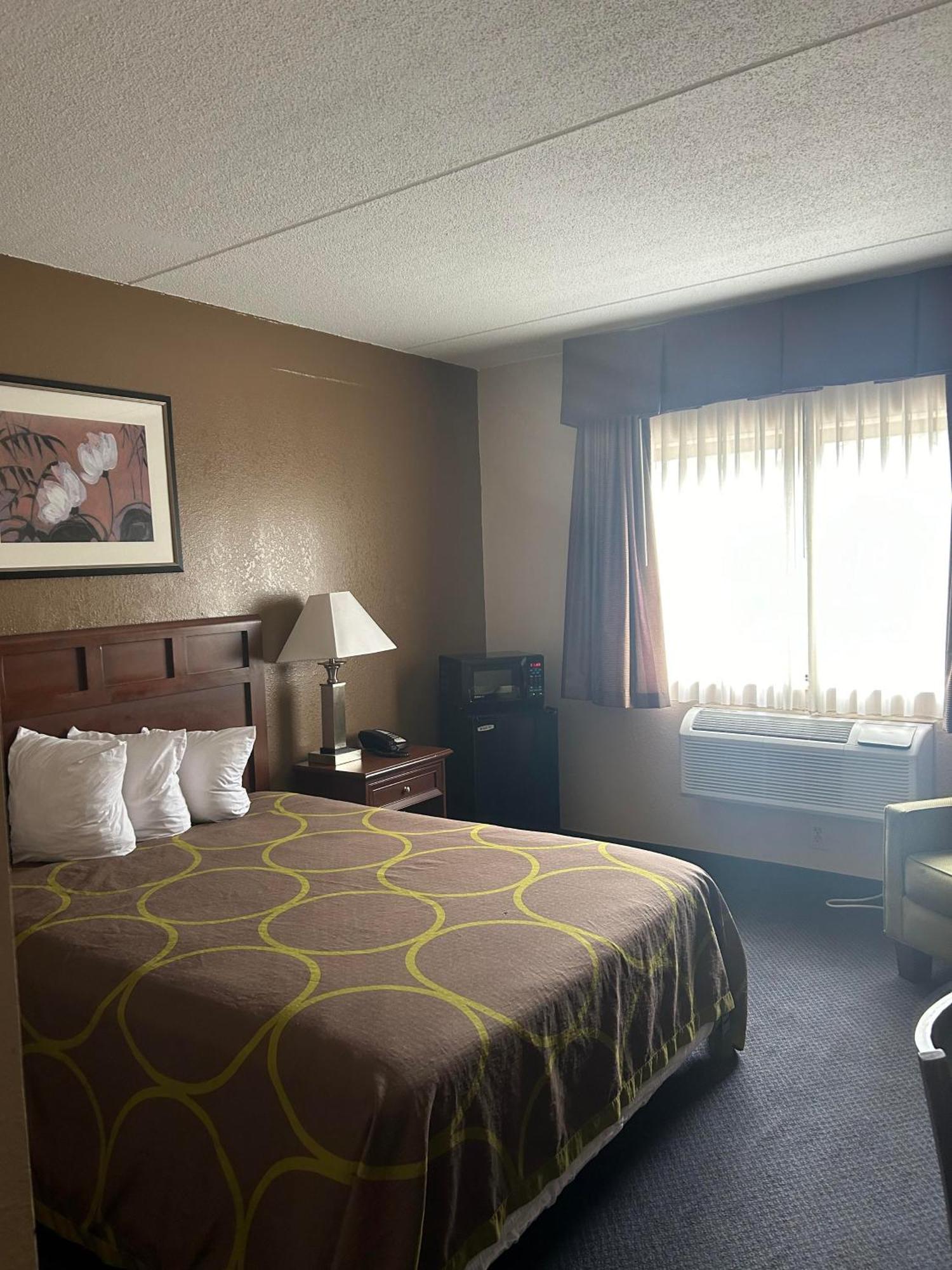 Super 8 By Wyndham Manchester Airport Екстер'єр фото
