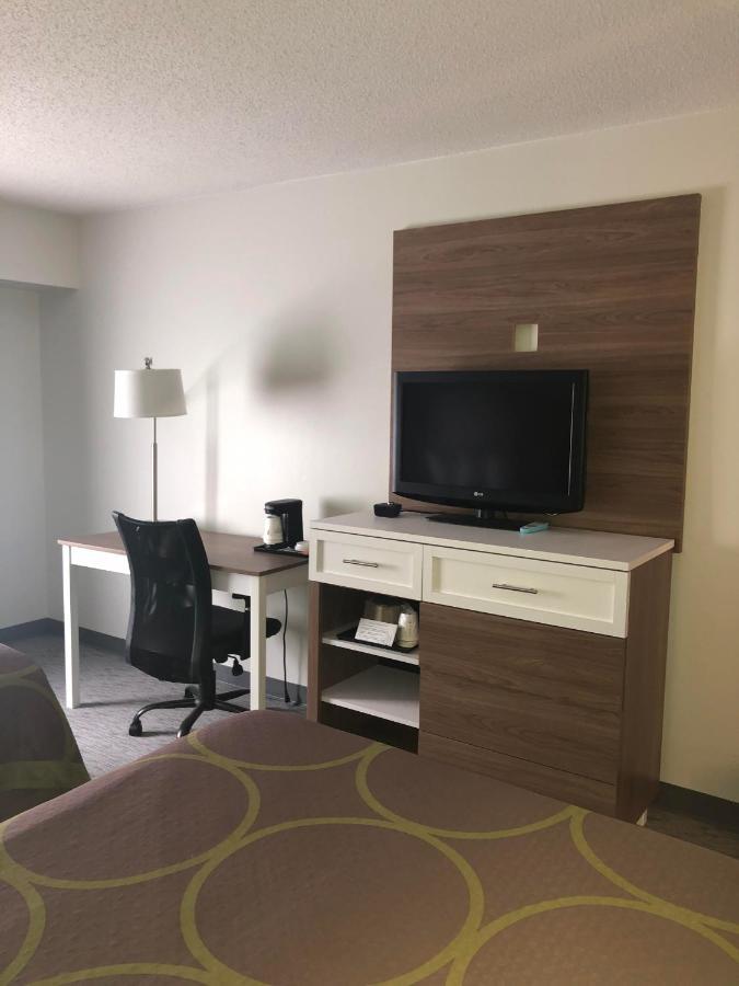Super 8 By Wyndham Manchester Airport Екстер'єр фото